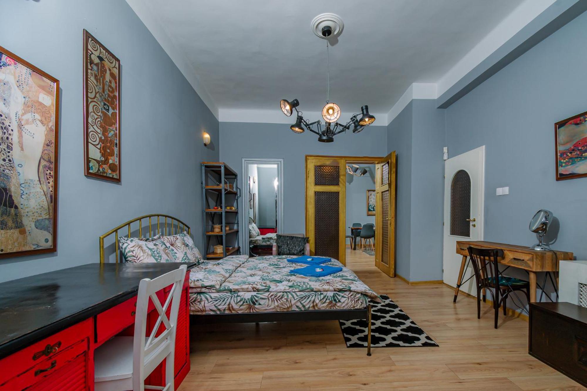 Center, 3bdr, Heart Of The City, Free Secured Parking Apartment