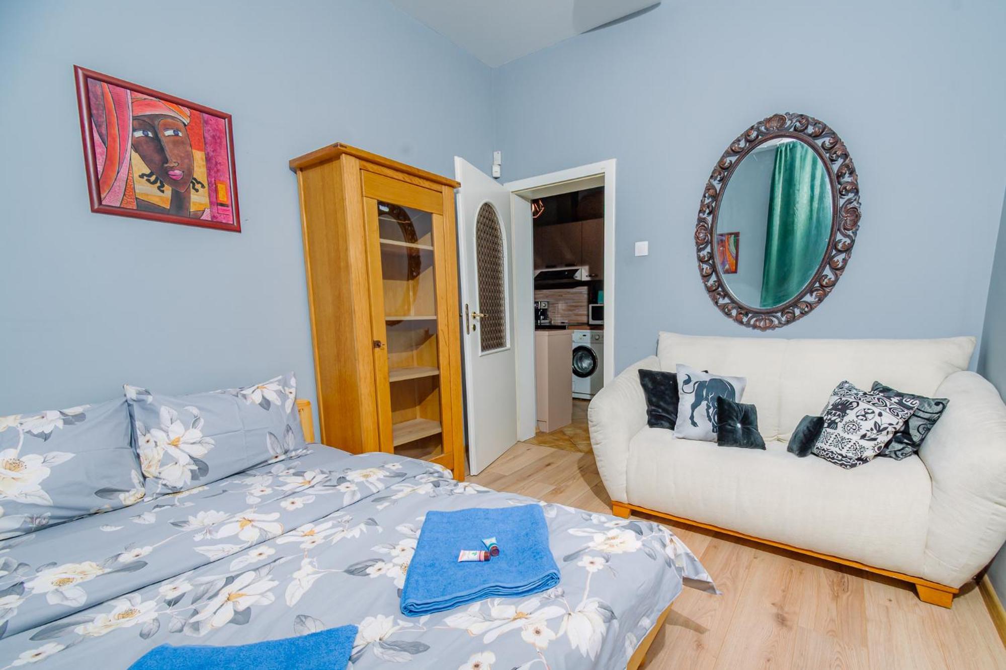Apartment Center, 3bdr, Heart Of The City, Free Secured Parking Sofia