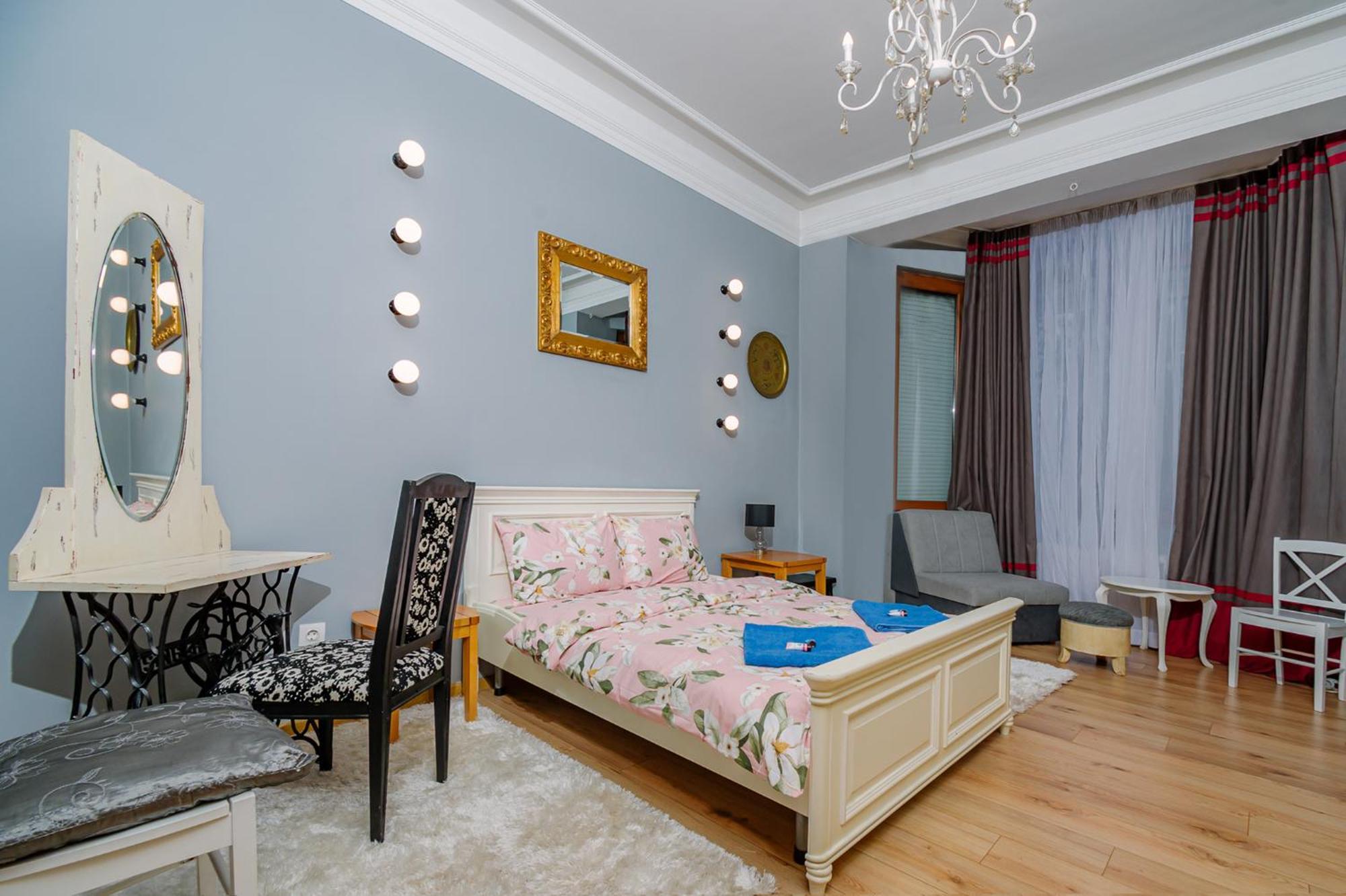 Center, 3bdr, Heart Of The City, Free Secured Parking Apartment *