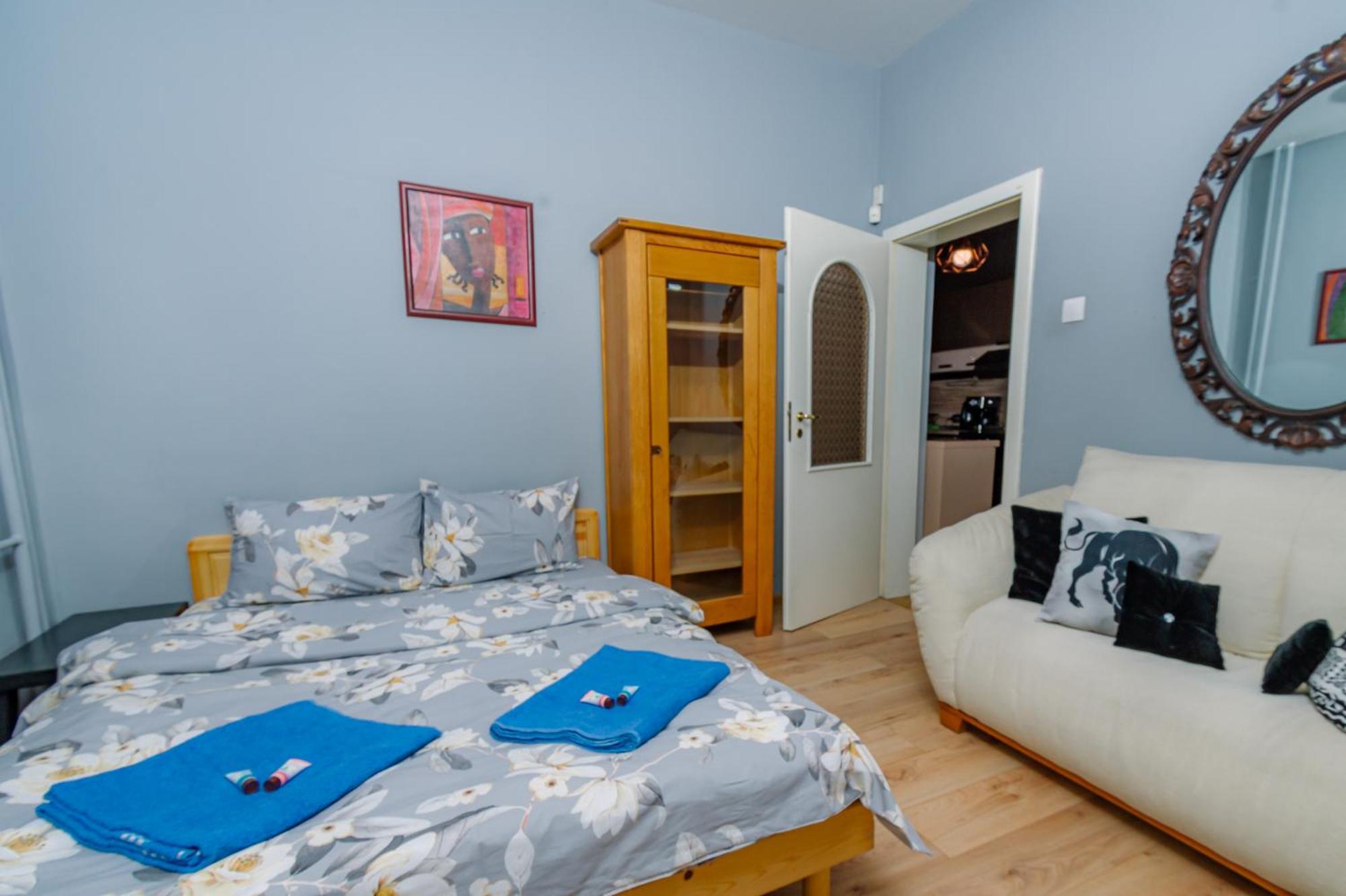 Center, 3bdr, Heart Of The City, Free Secured Parking Apartment Sofia