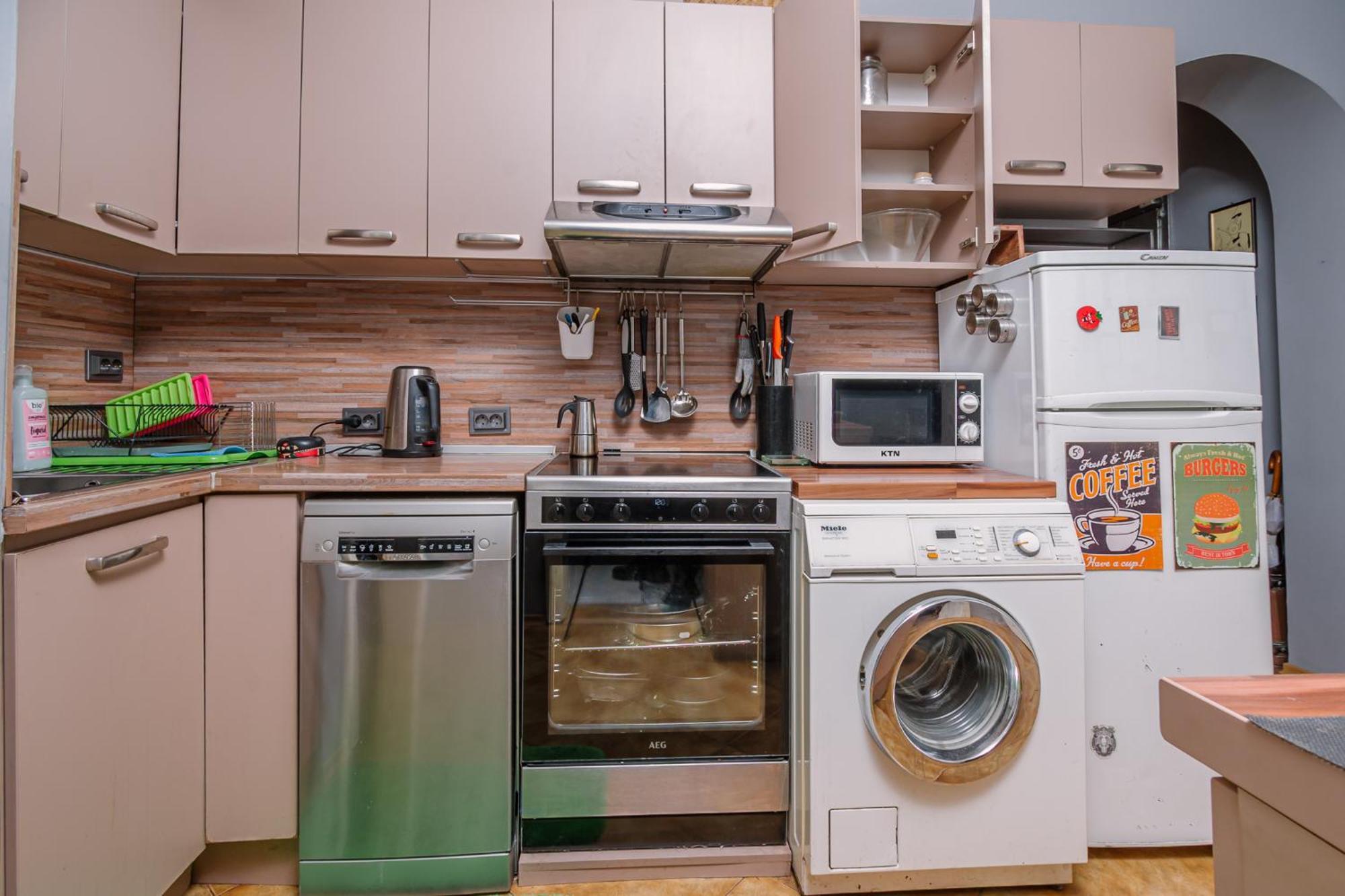 Center, 3bdr, Heart Of The City, Free Secured Parking Apartment