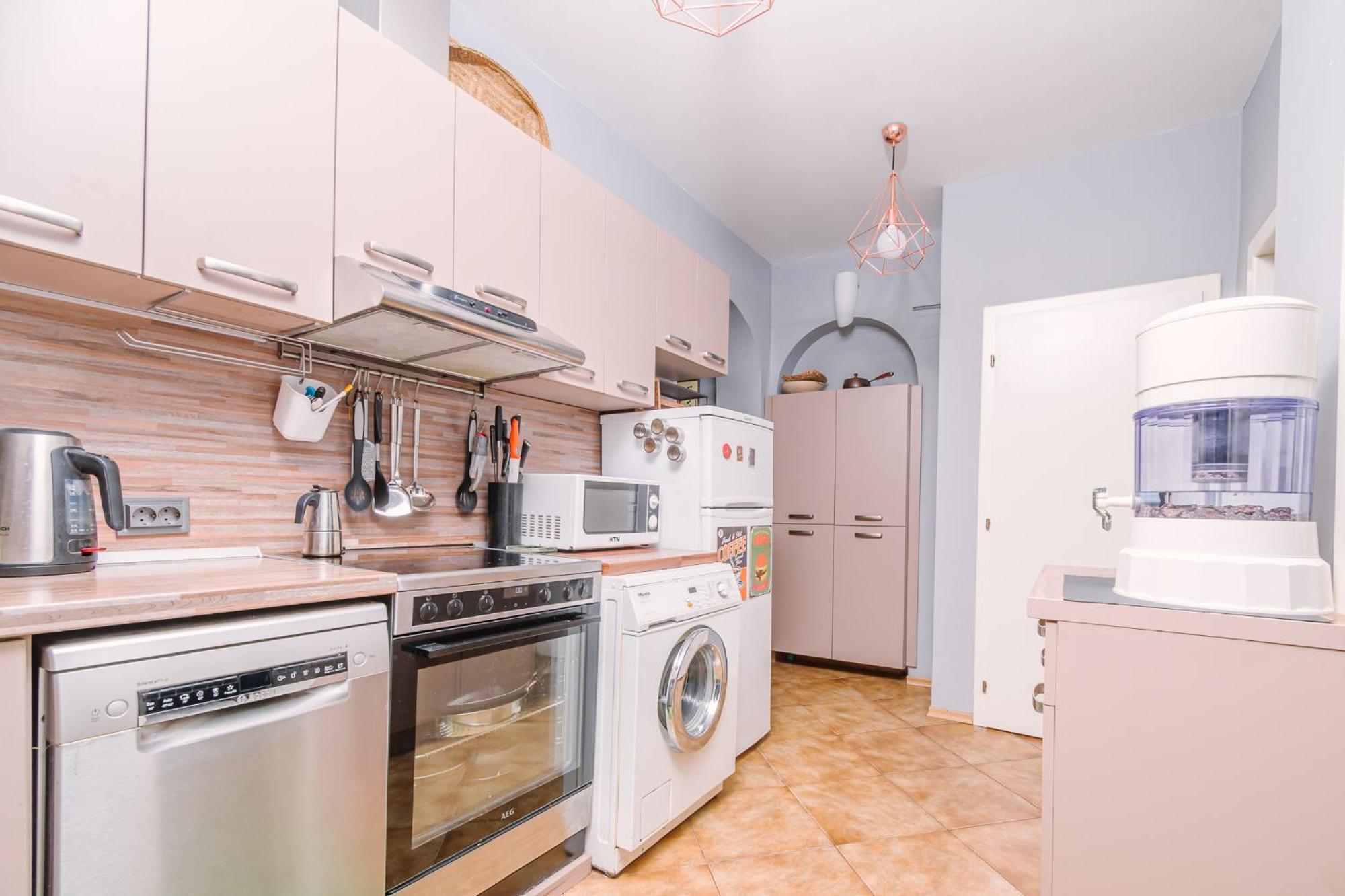 Center, 3bdr, Heart Of The City, Free Secured Parking Apartment *